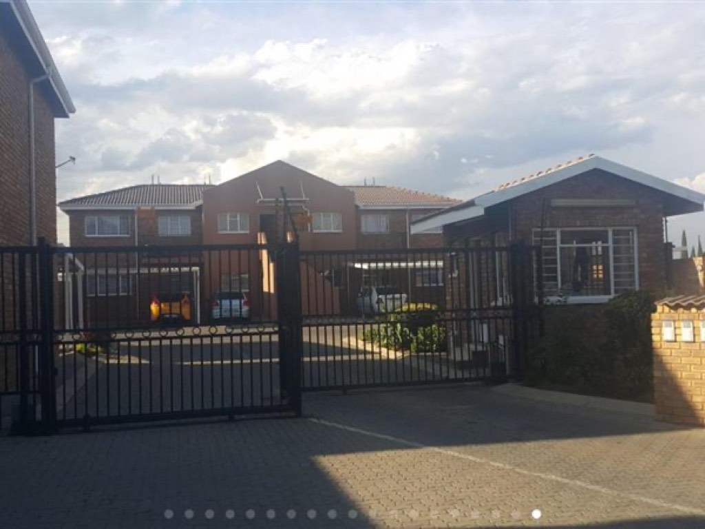 3 Bedroom Townhouse For Sale in Dalpark, Brakpan