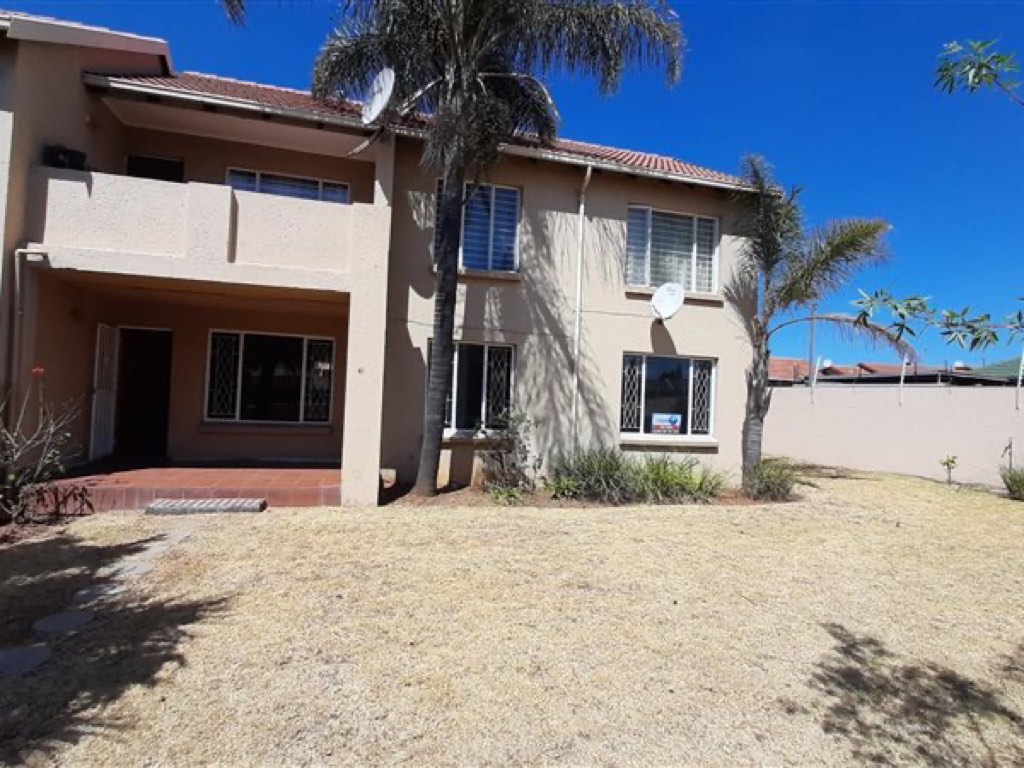 3 Bedroom Townhouse For Sale in Glen Marais, Kempton Park
