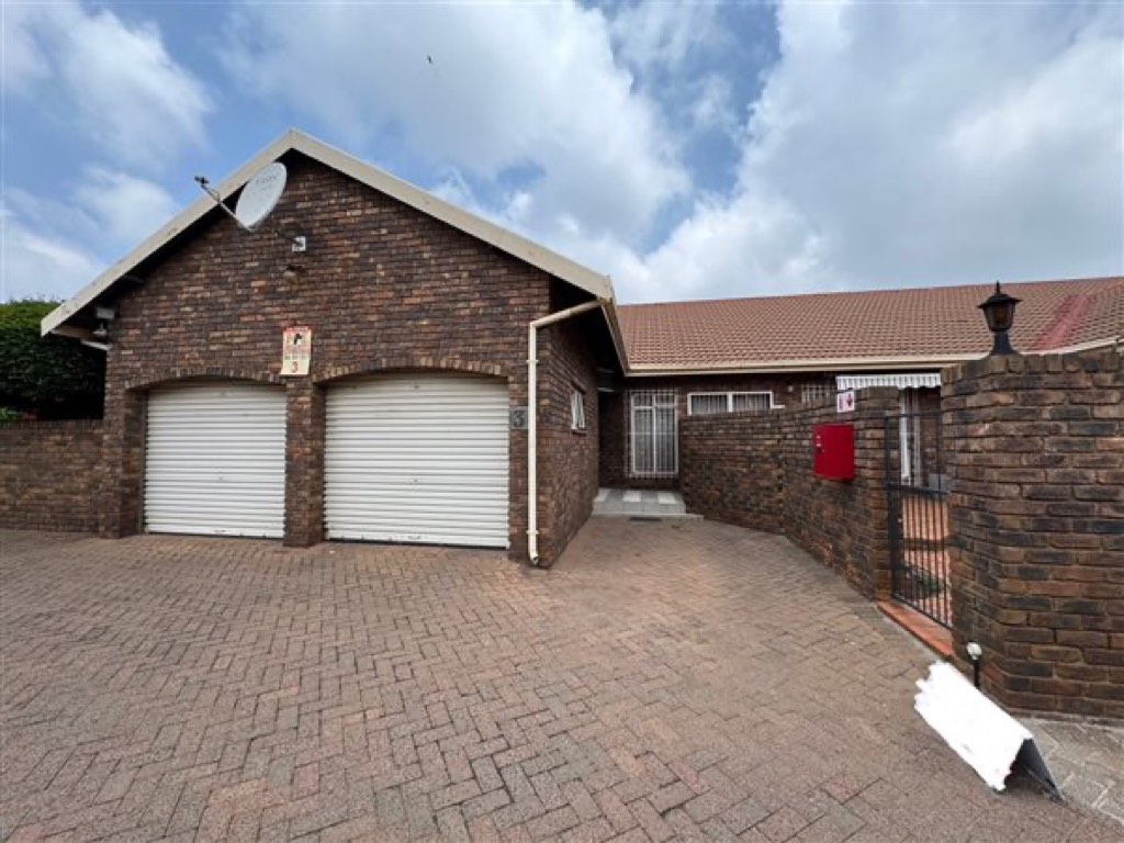 3 Bedroom Townhouse For Sale in Birchleigh North, Kempton Park
