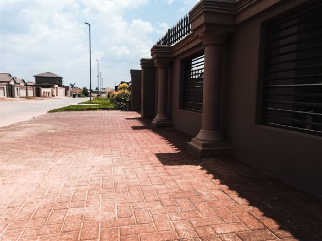 3 Bedroom House For Sale in Birch Acres, Kempton Park