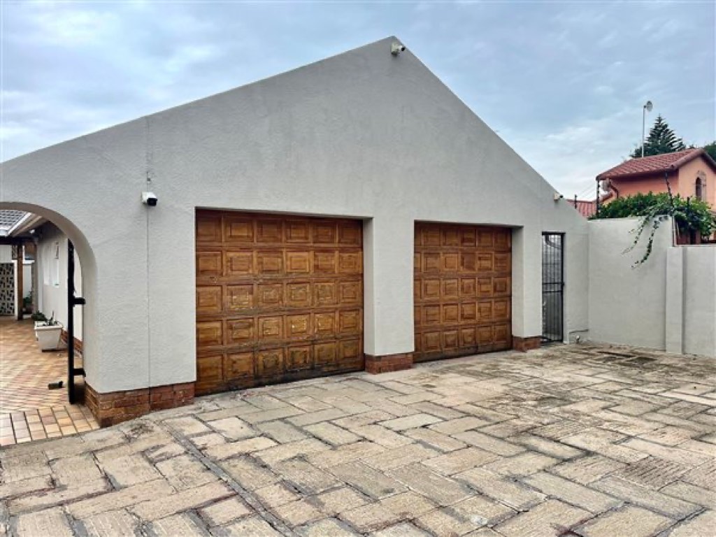 4 Bedroom House For Sale in Aston Manor, Kempton Park