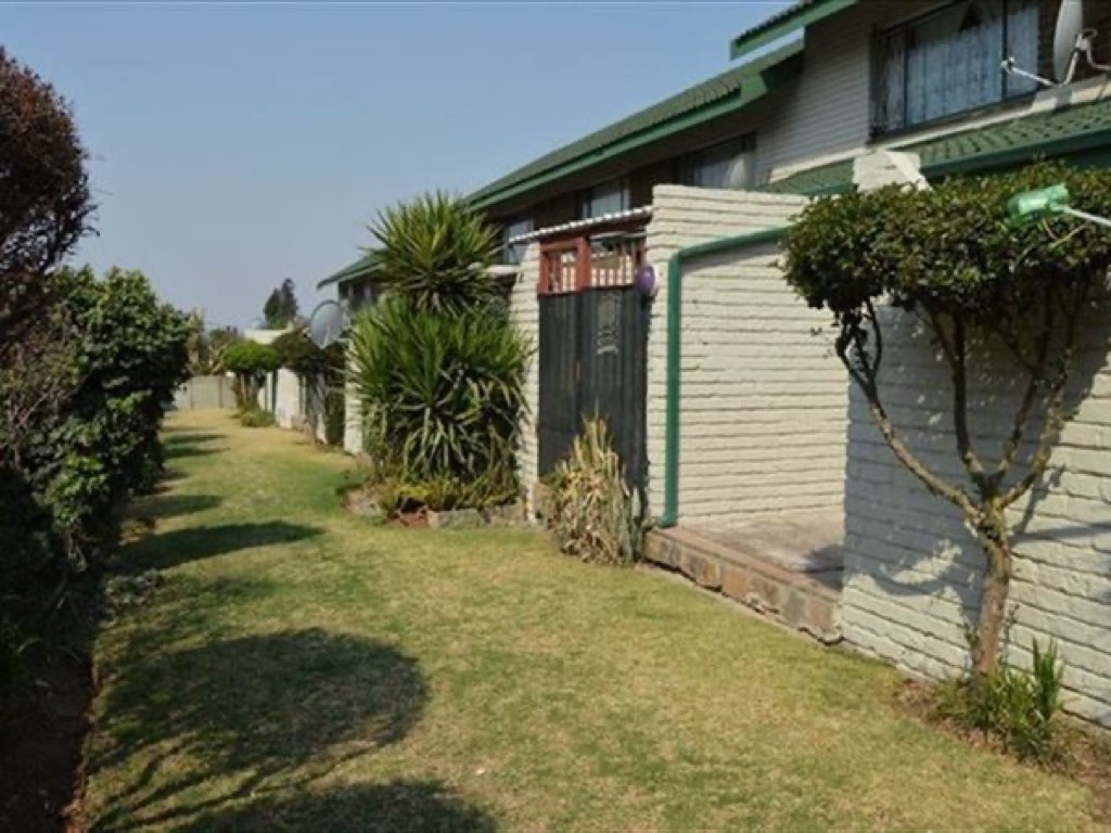 2 Bedroom Townhouse For Sale in Birchleigh, Kempton Park