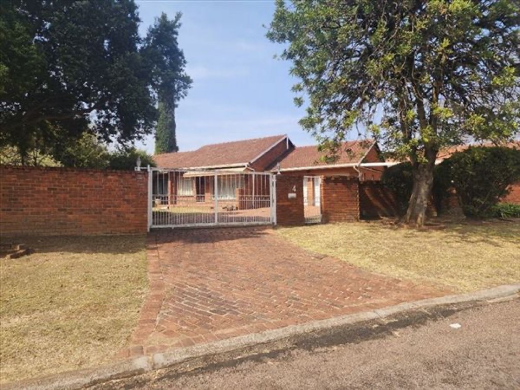 4 Bedroom House For Sale in Birchleigh North, Kempton Park