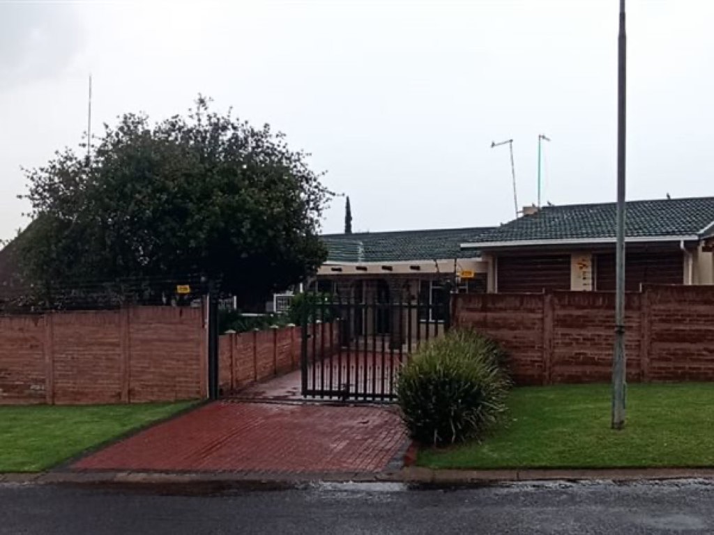 4 Bedroom House For Sale in Rensburg, Heidelberg