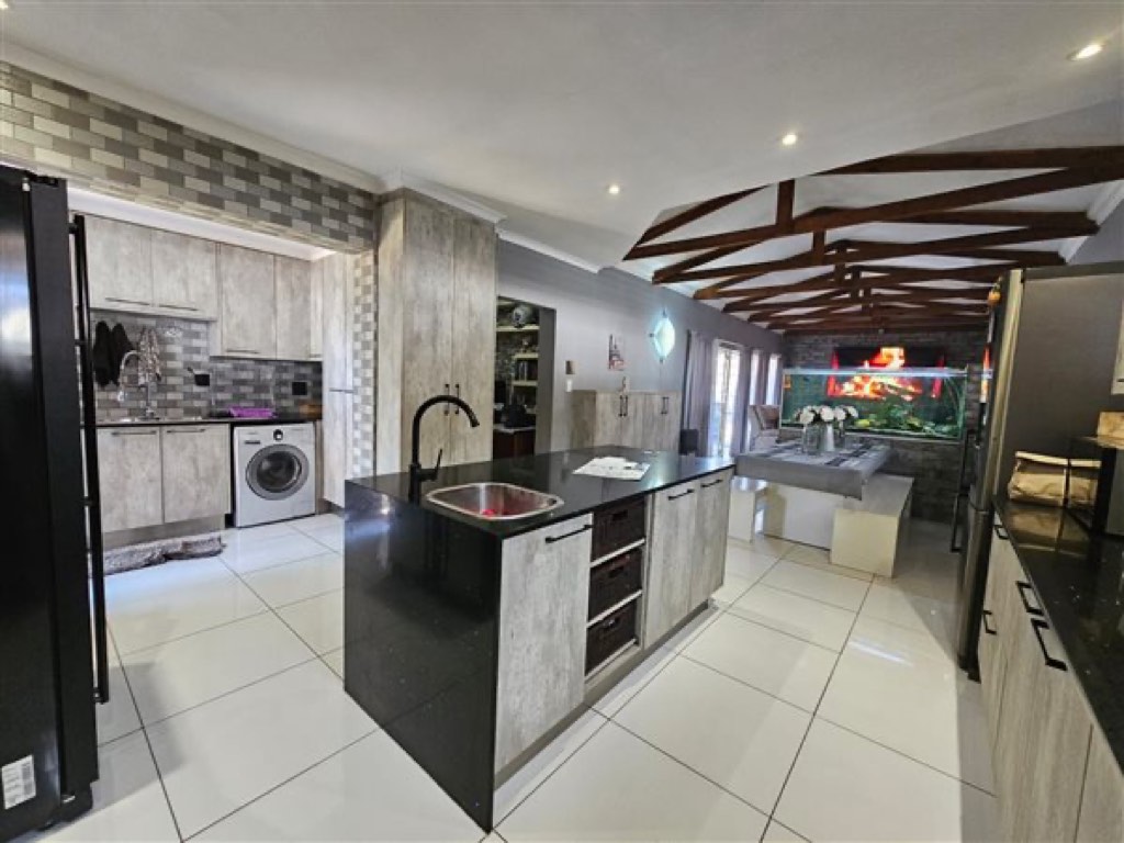 3 Bedroom House For Sale in Bonaero Park, Kempton Park