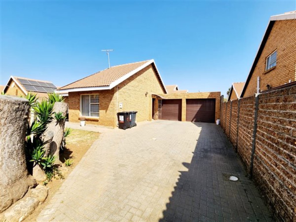 2 Bedroom Cluster House For Sale in Bonaero Park, Kempton Park