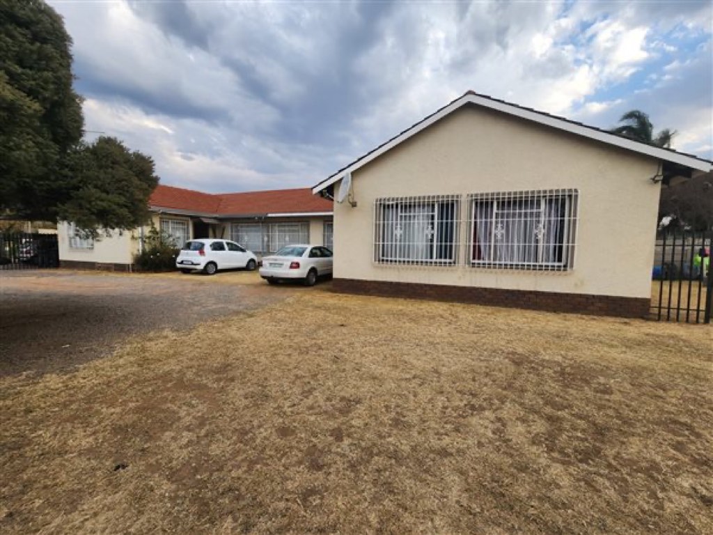 5 Bedroom House For Sale in Allen Grove, Kempton Park