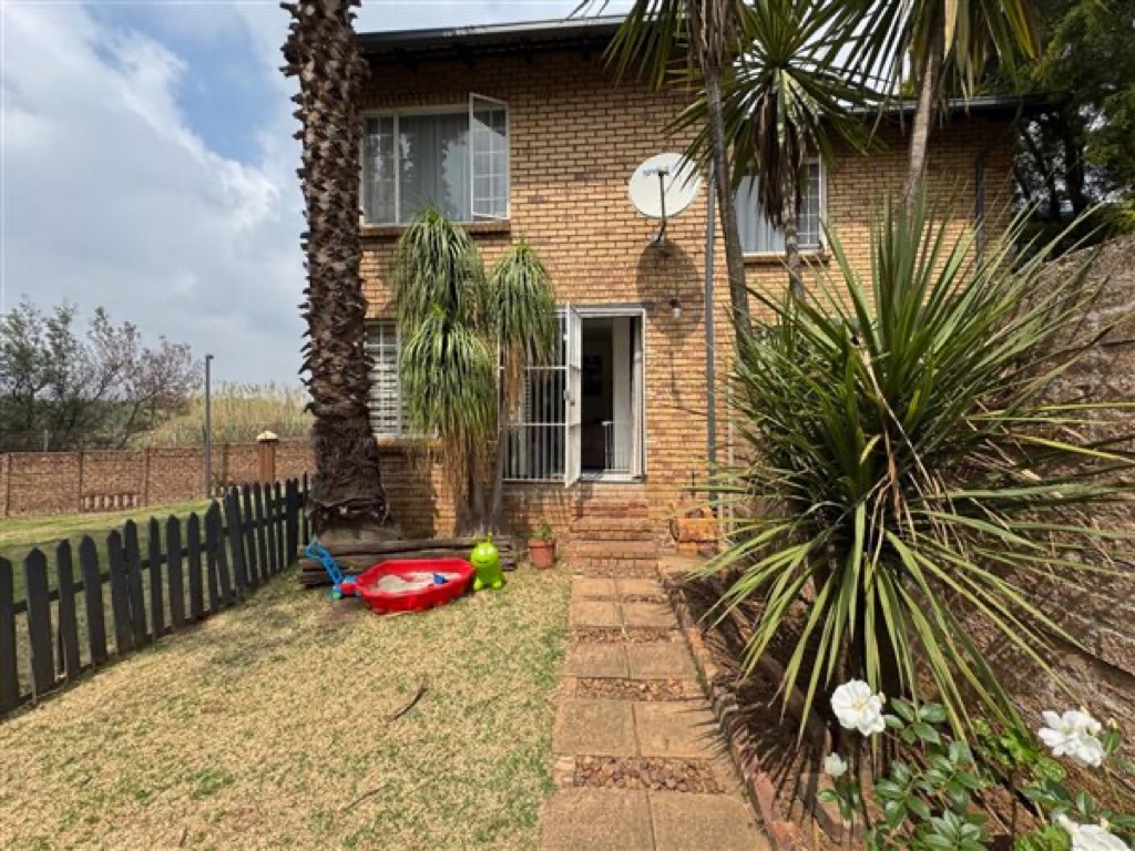 2 Bedroom Townhouse For Sale in Van Riebeeck Park, Worcester
