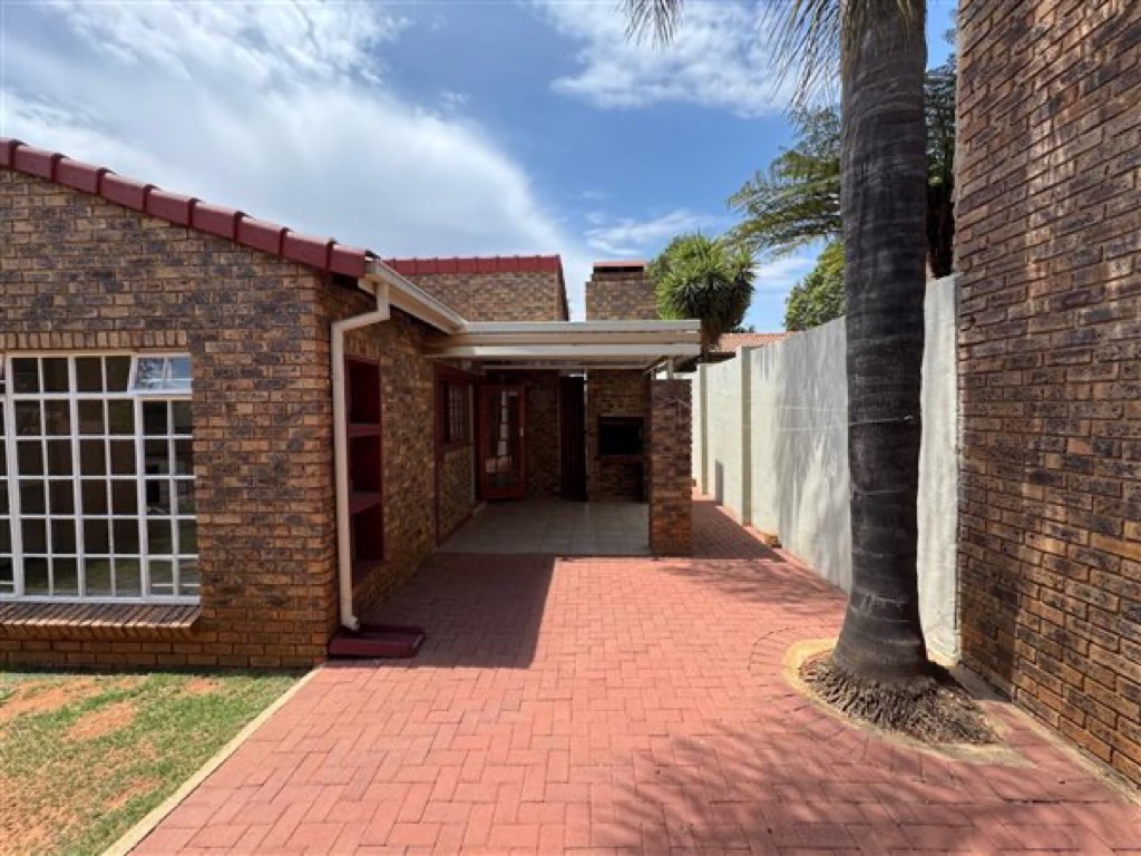 2 Bedroom Cluster House For Sale in Glen Marais, Kempton Park