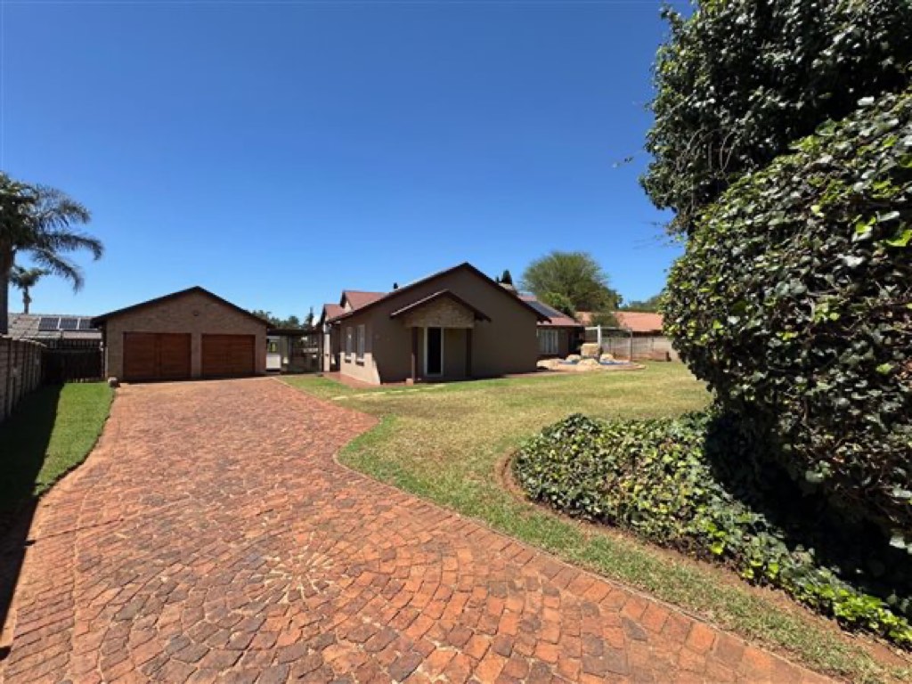 4 Bedroom House For Sale in Van Riebeeck Park, Kempton Park