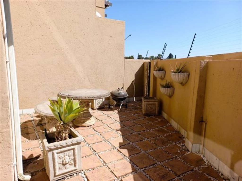 3 Bedroom Townhouse For Sale in Edleen, Kempton Park