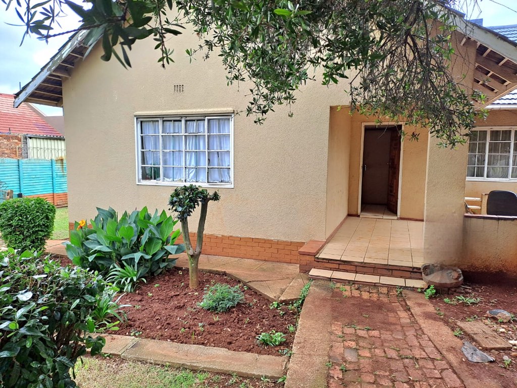 3 Bedroom House For Sale in Rhodesfield, Kempton Park