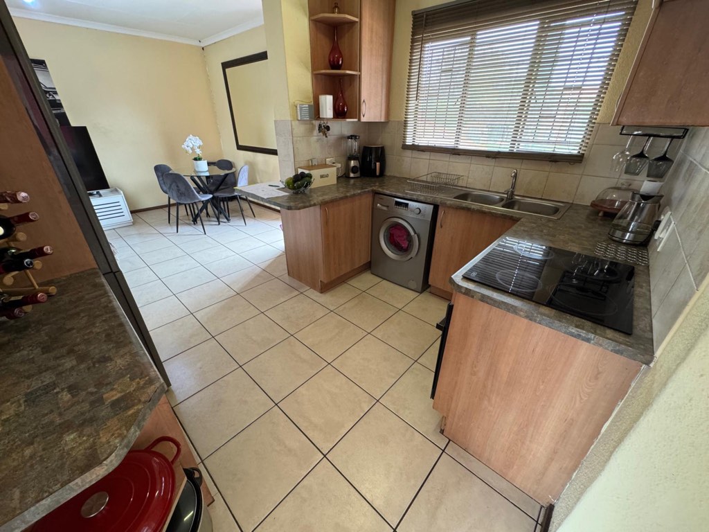 3 Bedroom Townhouse For Sale in Edleen, Kempton Park