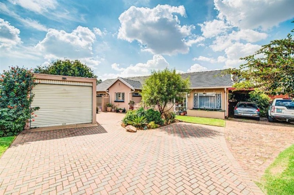 4 Bedroom House For Sale in Bonaero Park, Kempton Park
