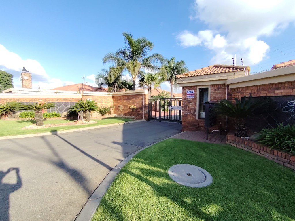 3 Bedroom Cluster House For Sale in Bardene, Boksburg