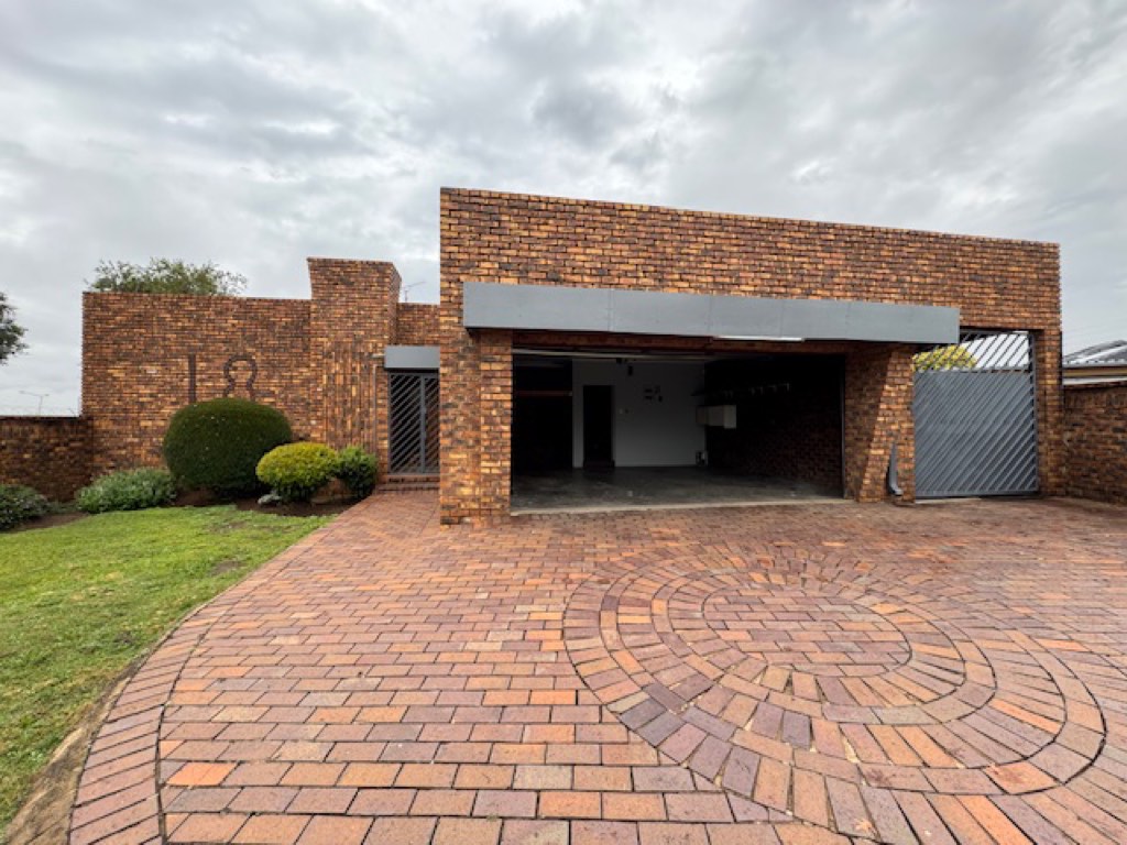 4 Bedroom House For Sale in Edleen, Kempton Park