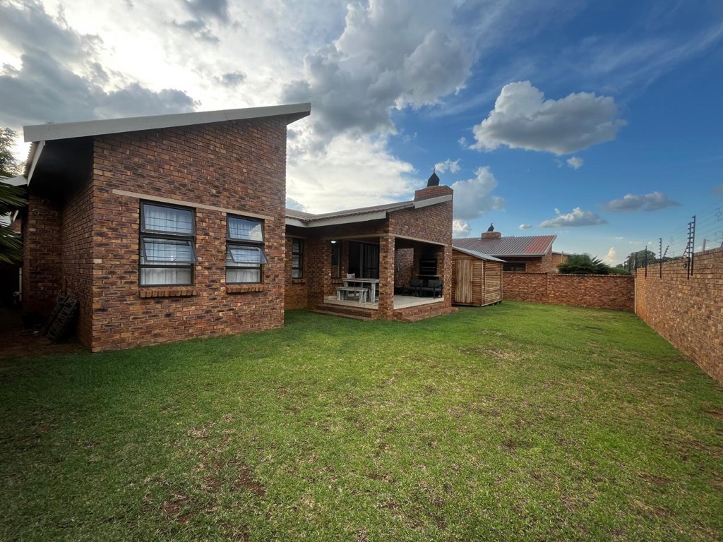 3 Bedroom Cluster House For Sale in Pomona, Kempton Park