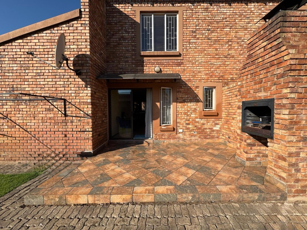 3 Bedroom Townhouse For Sale in Edleen, Kempton Park
