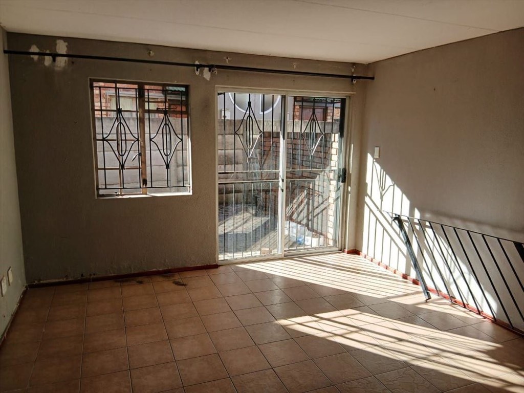 2 Bedroom Townhouse For Sale in Edleen, Kempton Park