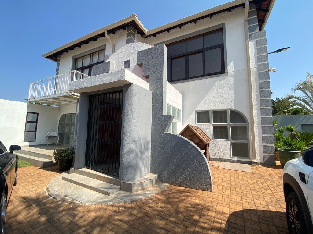 5 Bedroom House For Sale in Roodekrans, Roodepoort