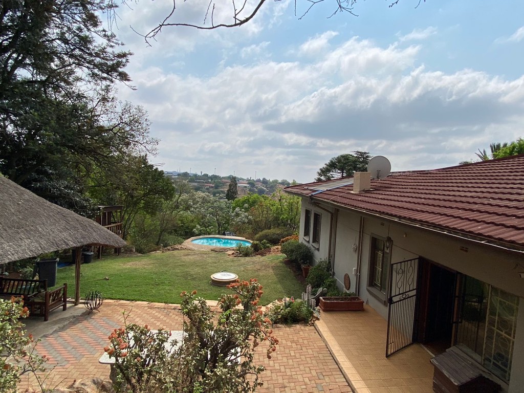 4 Bedroom House For Sale in Kenmare, Krugersdorp