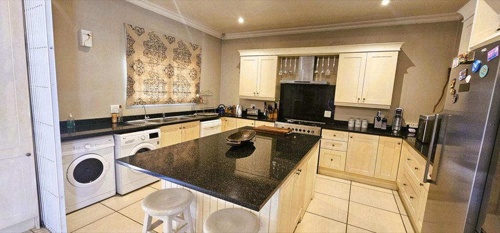 4 Bedroom House For Sale in Vaal Marina, Vaal Marina