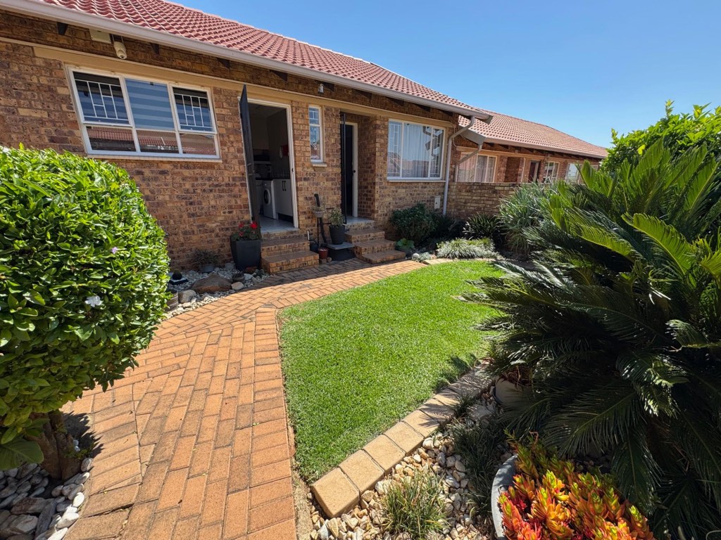3 Bedroom Townhouse For Sale in Terenure, Kempton Park