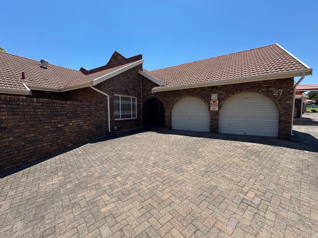 3 Bedroom Townhouse For Sale in Birchleigh North, Kempton Park