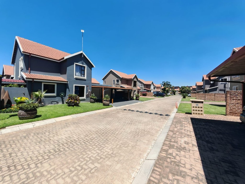 3 Bedroom Cluster House For Sale in Eveleigh, Boksburg