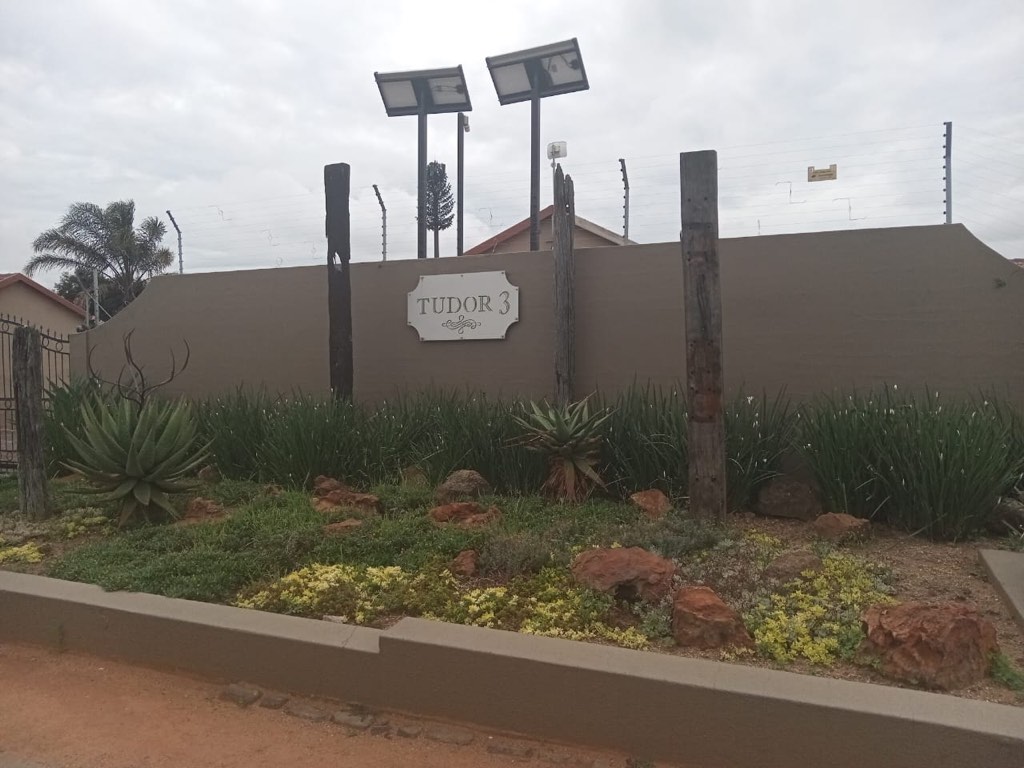2 Bedroom Townhouse For Sale in Norkem Park, Kempton Park
