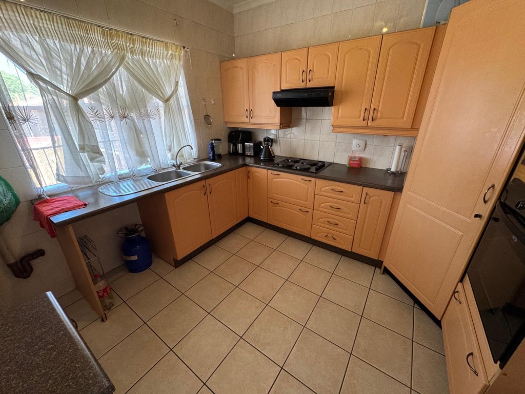 2 Bedroom Townhouse For Sale in Edleen, Kempton Park