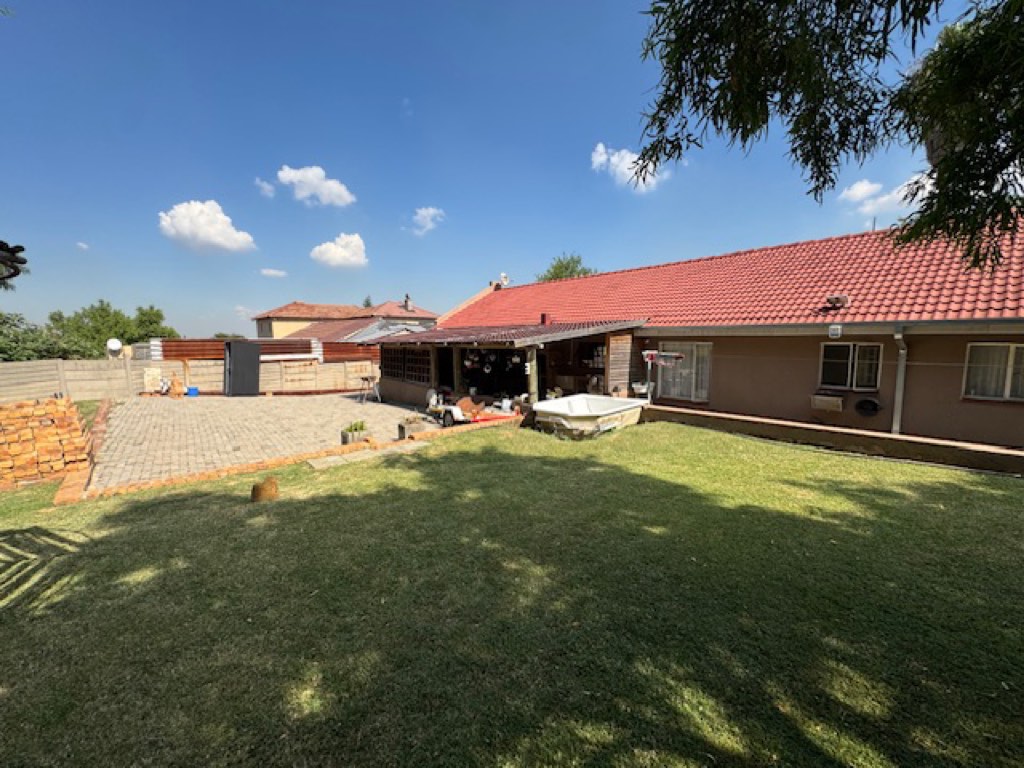 4 Bedroom House For Sale in Esther Park, Kempton Park