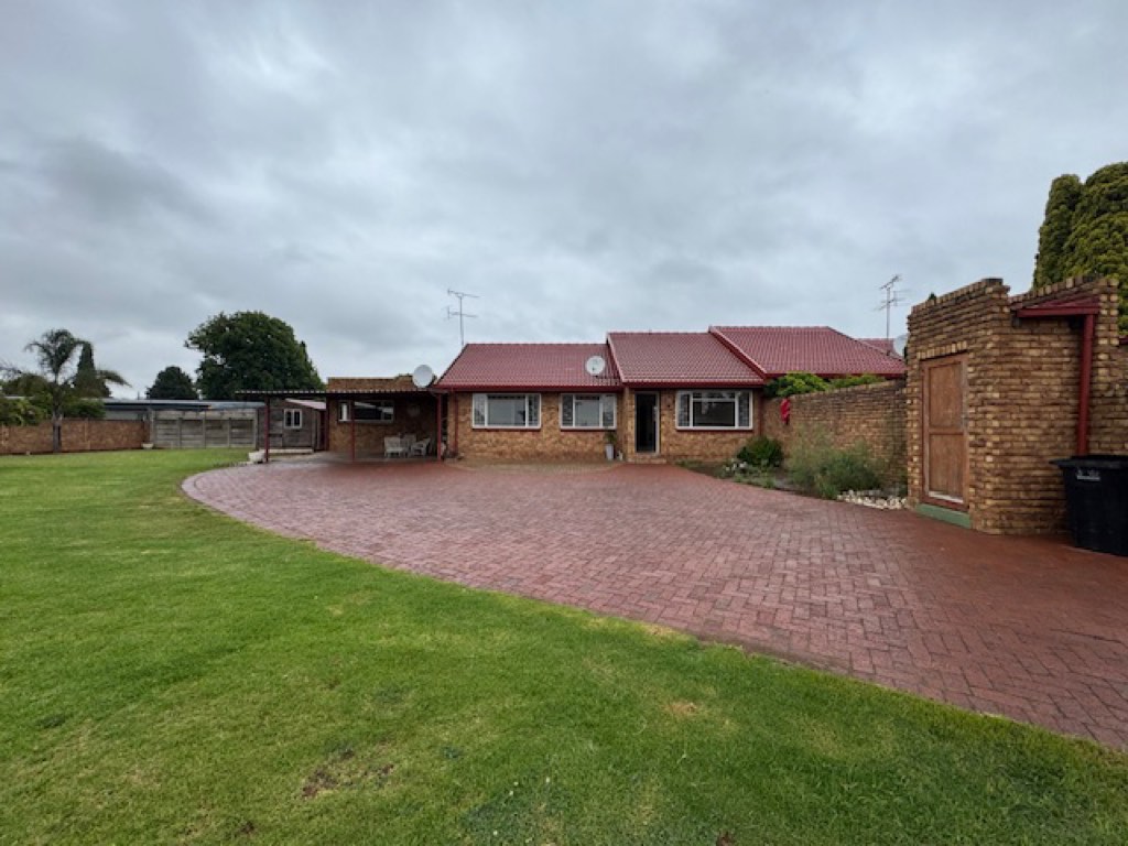 3 Bedroom Townhouse For Sale in Glen Marais, Kempton Park
