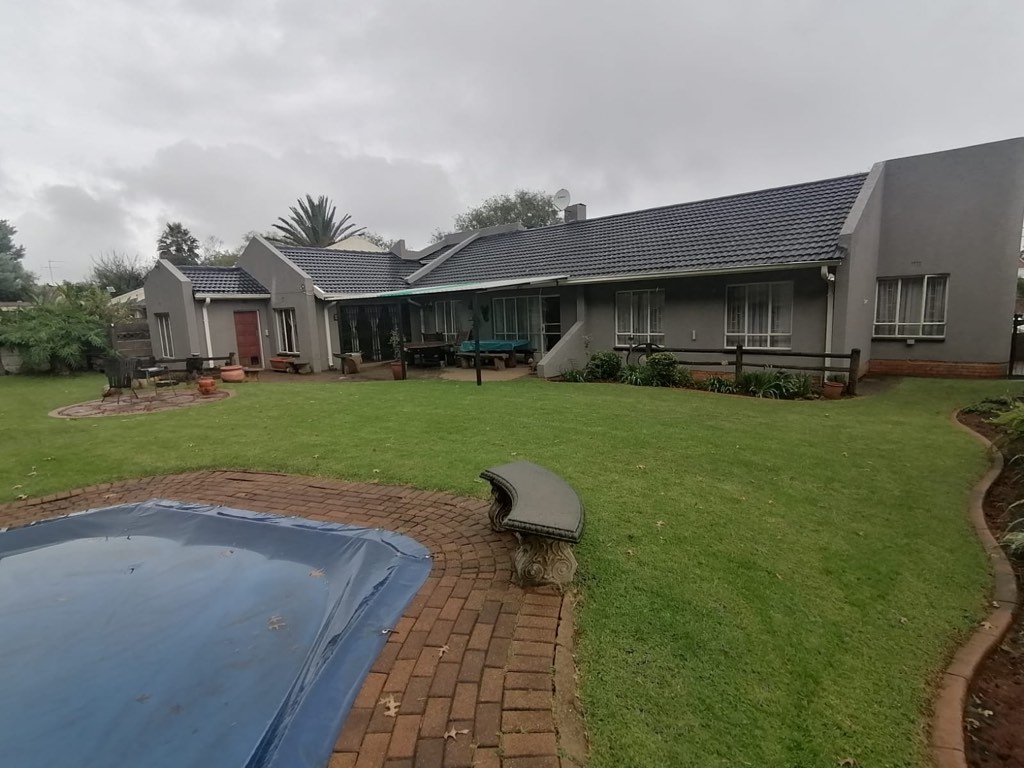 3 Bedroom House For Sale in Farrarmere, Benoni