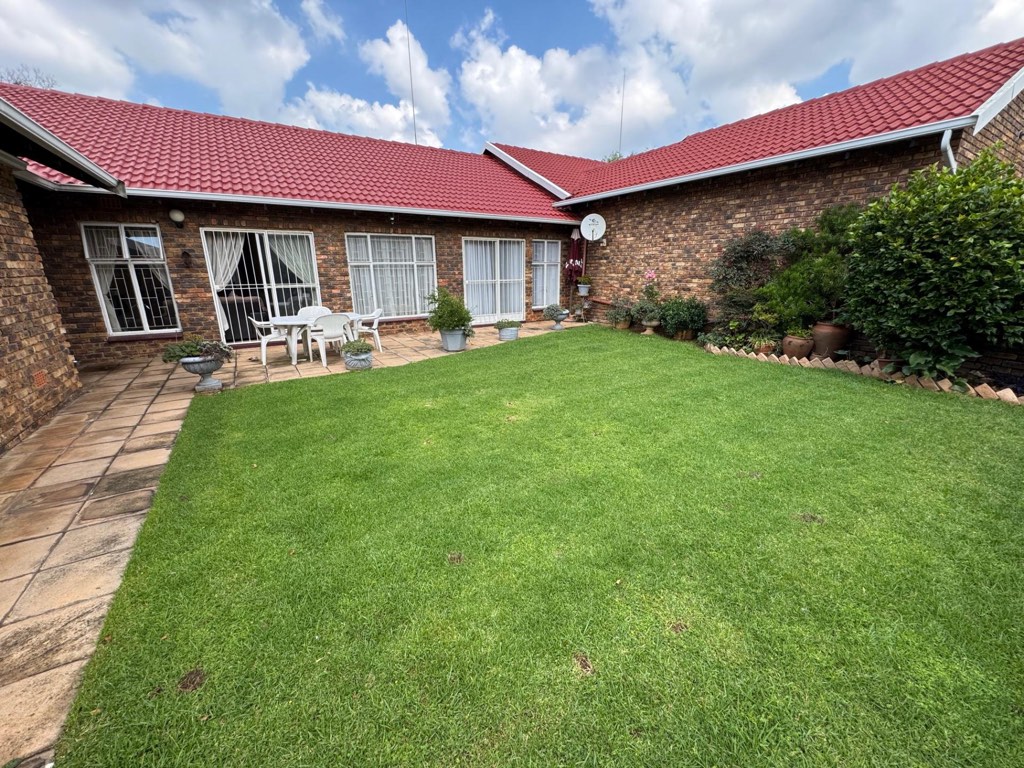 3 Bedroom Townhouse For Sale in Birchleigh, Kempton Park
