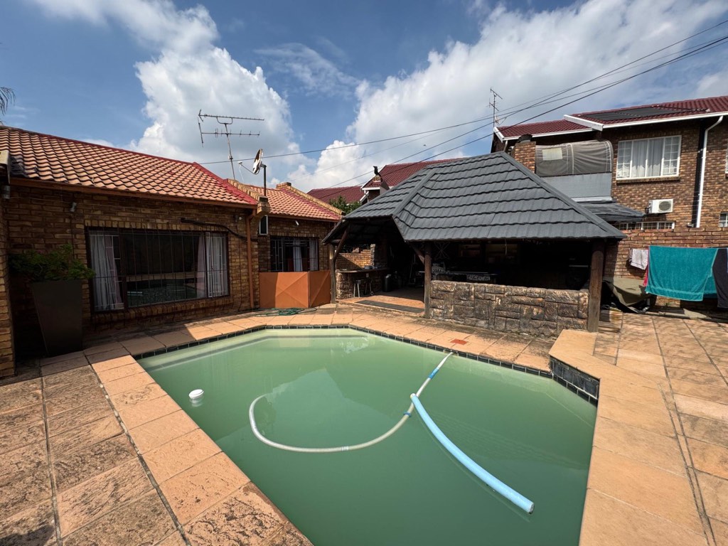2 Bedroom Townhouse For Sale in Birchleigh, Kempton Park