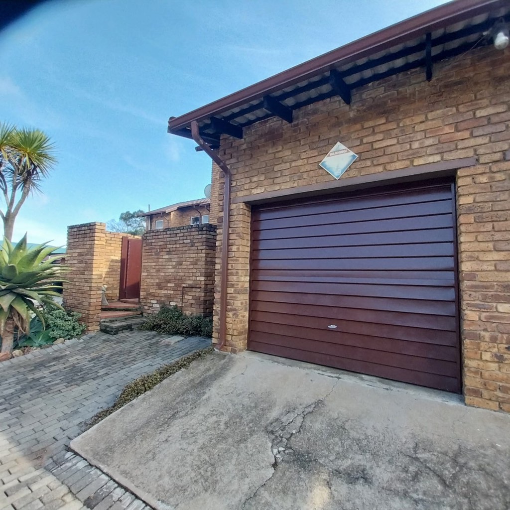 2 Bedroom Duplex For Sale in Birchleigh, Kempton Park