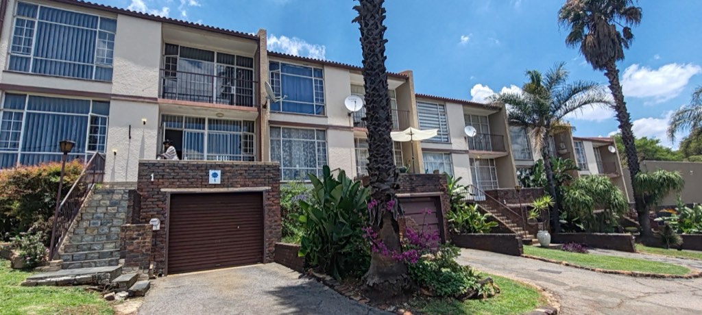 2 Bedroom Townhouse For Sale in Roodepoort, Roodepoort