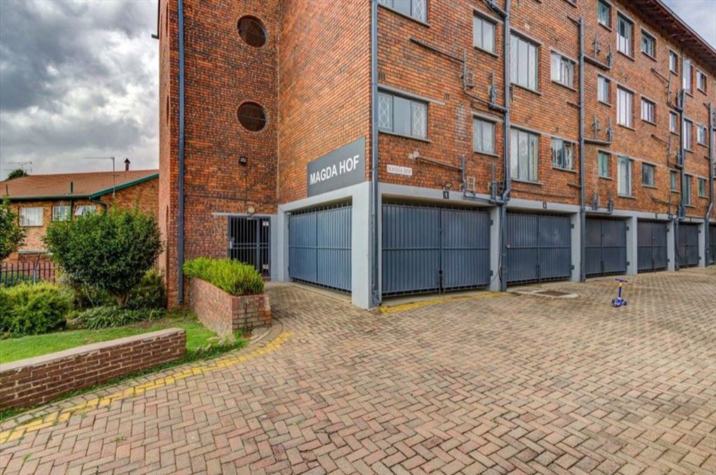 2 Bedroom Apartment / Flat For Sale in Croydon, Kempton Park