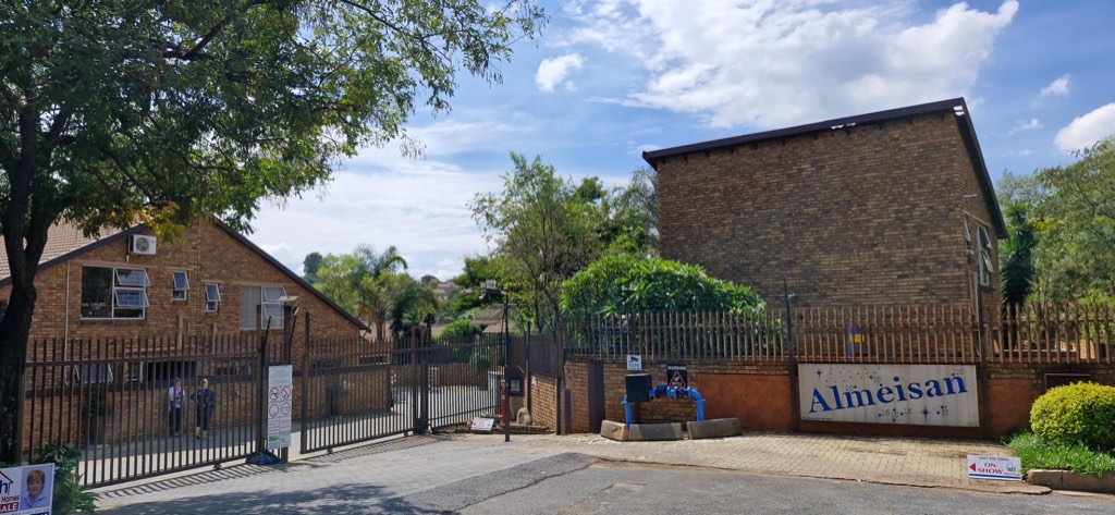 3 Bedroom Apartment / Flat For Sale in Wilgeheuwel, Roodepoort