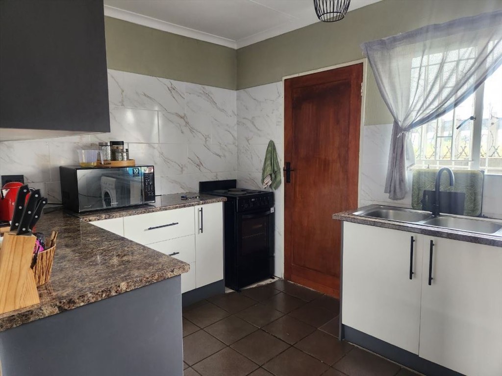 3 Bedroom Cluster House For Sale in Edleen, Kempton Park