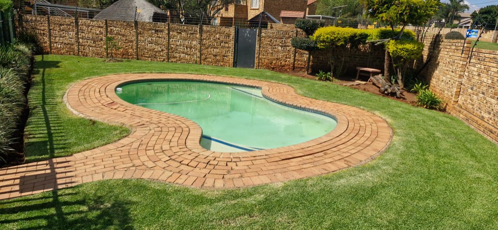 2 Bedroom Apartment / Flat For Sale in Wilgeheuwel, Roodepoort