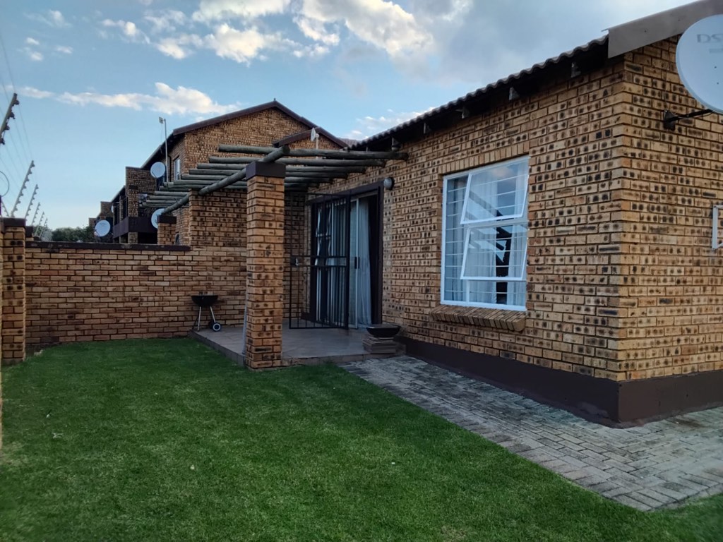 2 Bedroom Simplex For Sale in Honey Park, Roodepoort