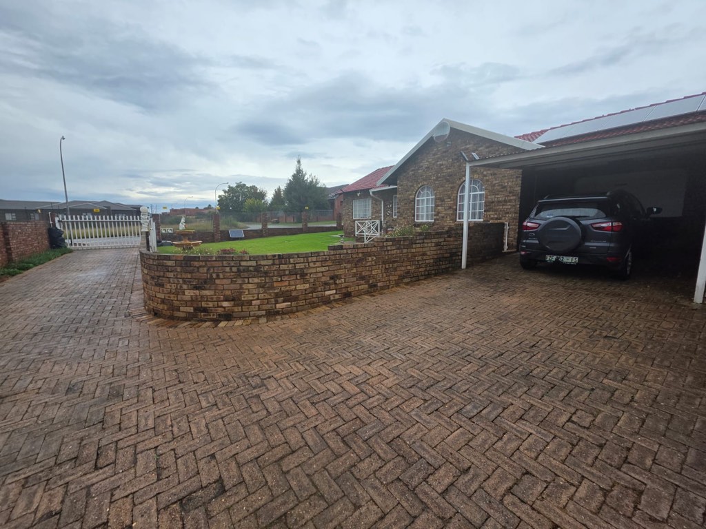 2 Bedroom Townhouse For Sale in Parys, Parys