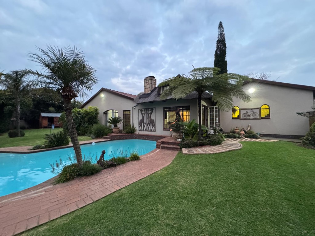 5 Bedroom House For Sale in Aston Manor, Kempton Park
