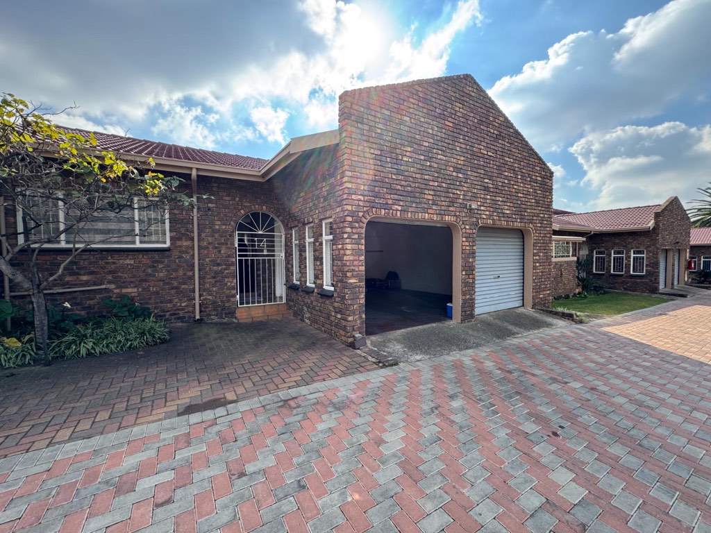 3 Bedroom Simplex For Sale in Birchleigh, Kempton Park