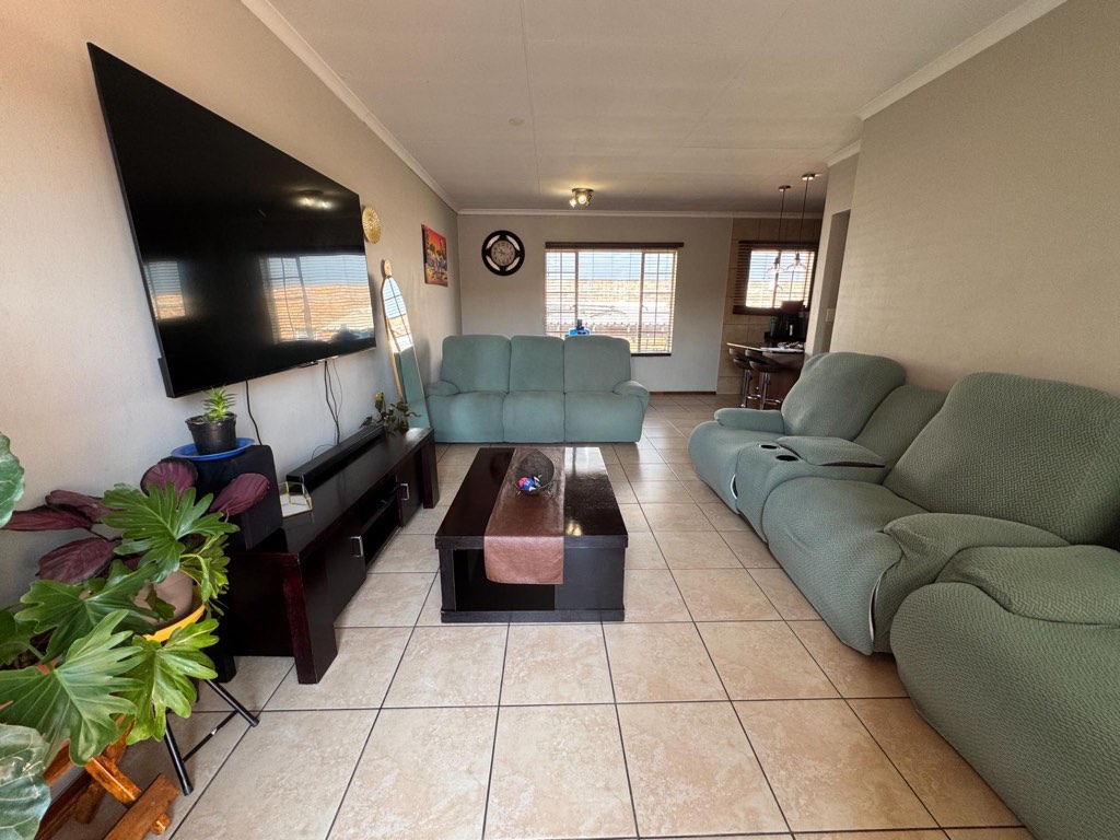 3 Bedroom Townhouse For Sale in Glen Marais, Kempton Park