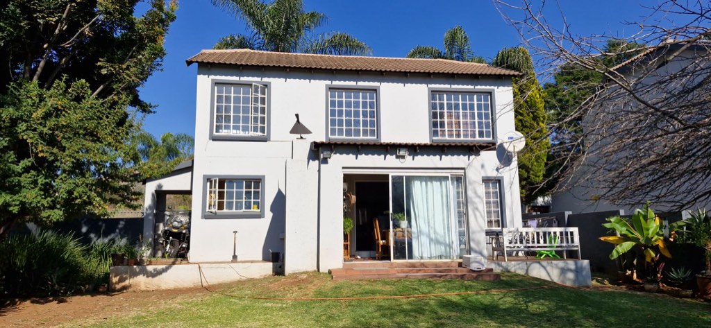 3 Bedroom Cluster House For Sale in Amarosa, Roodepoort
