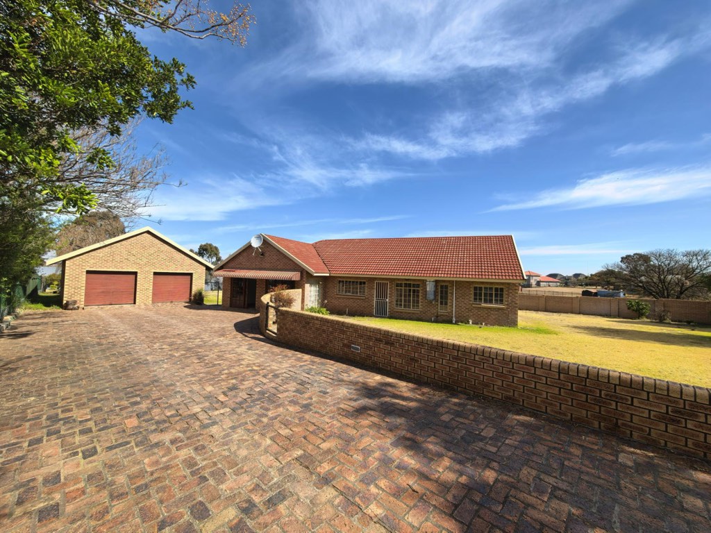 2 Bedroom House For Sale in Oranjeville, Oranjeville